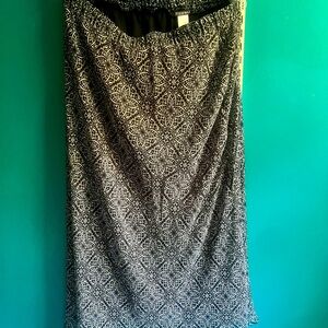 Lovely skirt, light fitting.. it’s a dark blue with white. Elastic waist. Belt